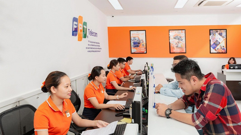 Hình ảnh đội ngũ tư vấn FPT đang hướng dẫn khách hàng lựa chọn gói cước phù hợp trước khi đăng ký